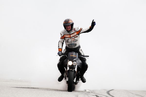 HarleyHH2011   191.jpg - Hamburger Harley Days 2011, Harley Davidson,  Stunt Show mit Rainer Schwarz, stunts, stuntshow,